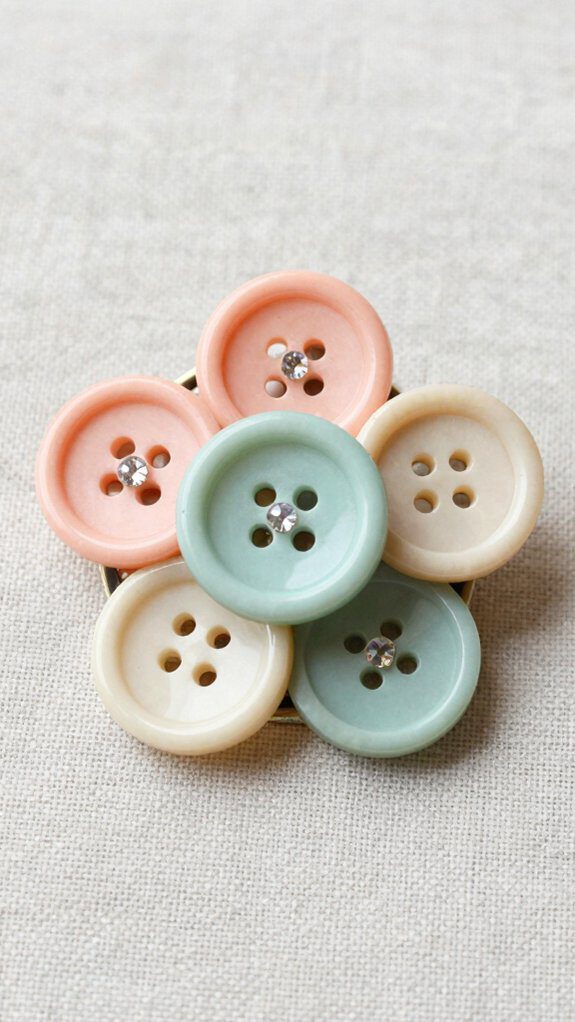 button flower brooch crafting
