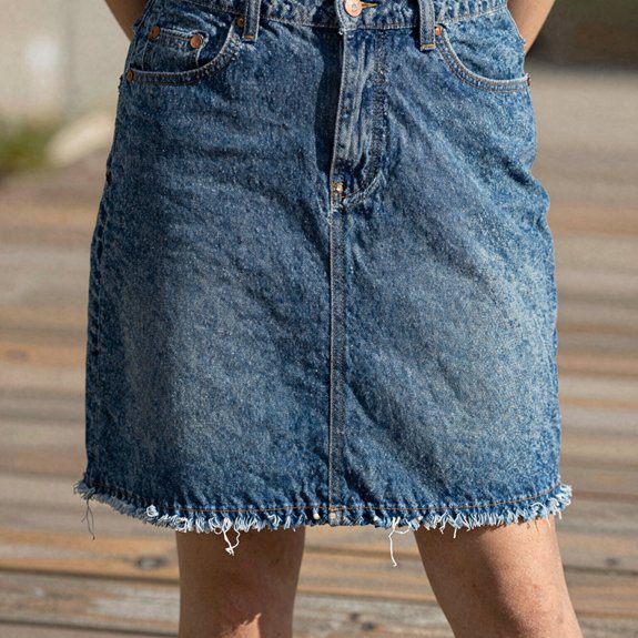 upcycle jeans into skirt