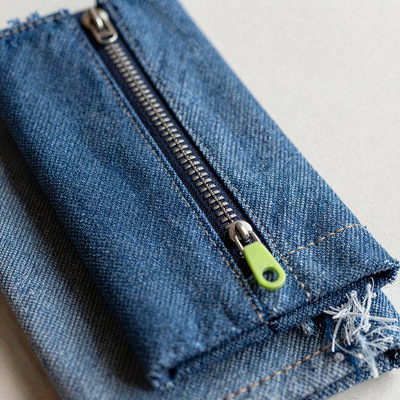 DIY With Old Jeans That Turn Worn Denim Into Useful and Stylish Pieces 6 upcycled jeans zipper pouch